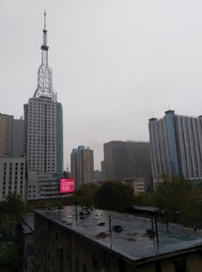 雨天下的城市高楼
