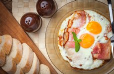 面包肉类产品碟煎蛋早餐食物