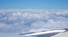 蓝天白云下飞机在云层里飞行