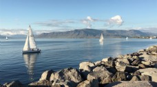 海边岩石上拍摄帆船行驶在大海上